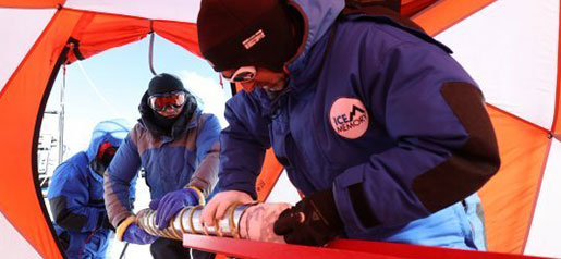 Les scientifiques extraient une carotte de glace © Sarah Del Ben / Wild Touch / Fondation Université Grenoble Alpes