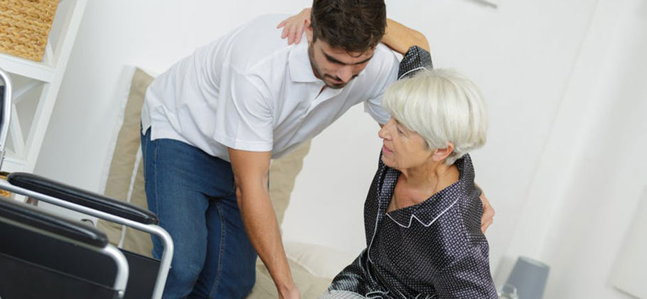 Les associations ont été pionnières dans l’organisation des services d’aide à la vie quotidienne auprès des personnes âgées. © Alpa prod / Shutterstock