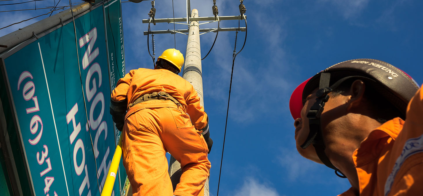 Un électricien asiatique réparant le système électrique dans le district de Chau Doc au Vietnam © Shutterstcok