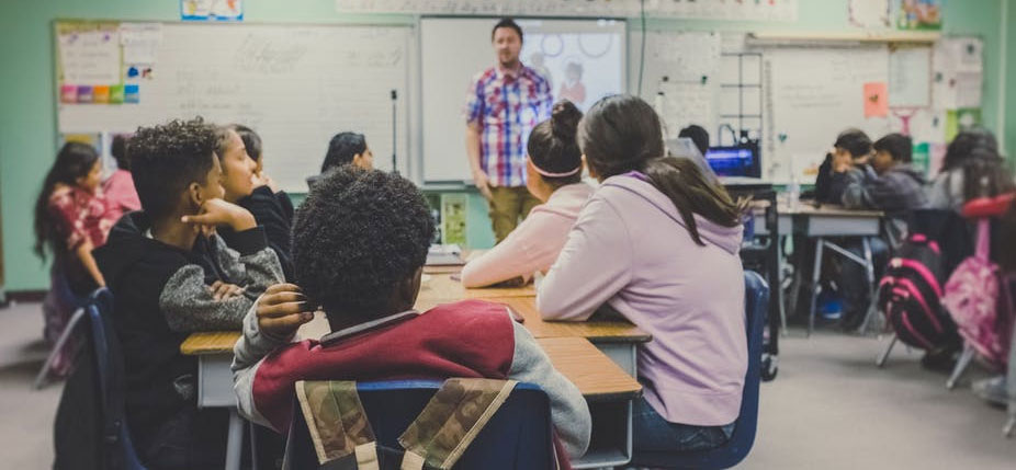 En classe : expérimentations, sciences et preuves… © Neonbrand / Unsplash