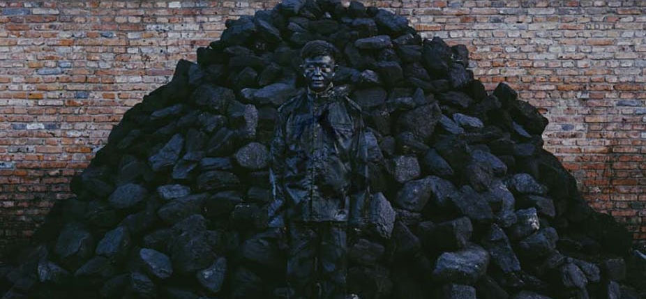 "Hiding in the City No. 95, Coal Pile", 2010, une installation de l’artiste chinois Liu Bolin © Liu Bolin