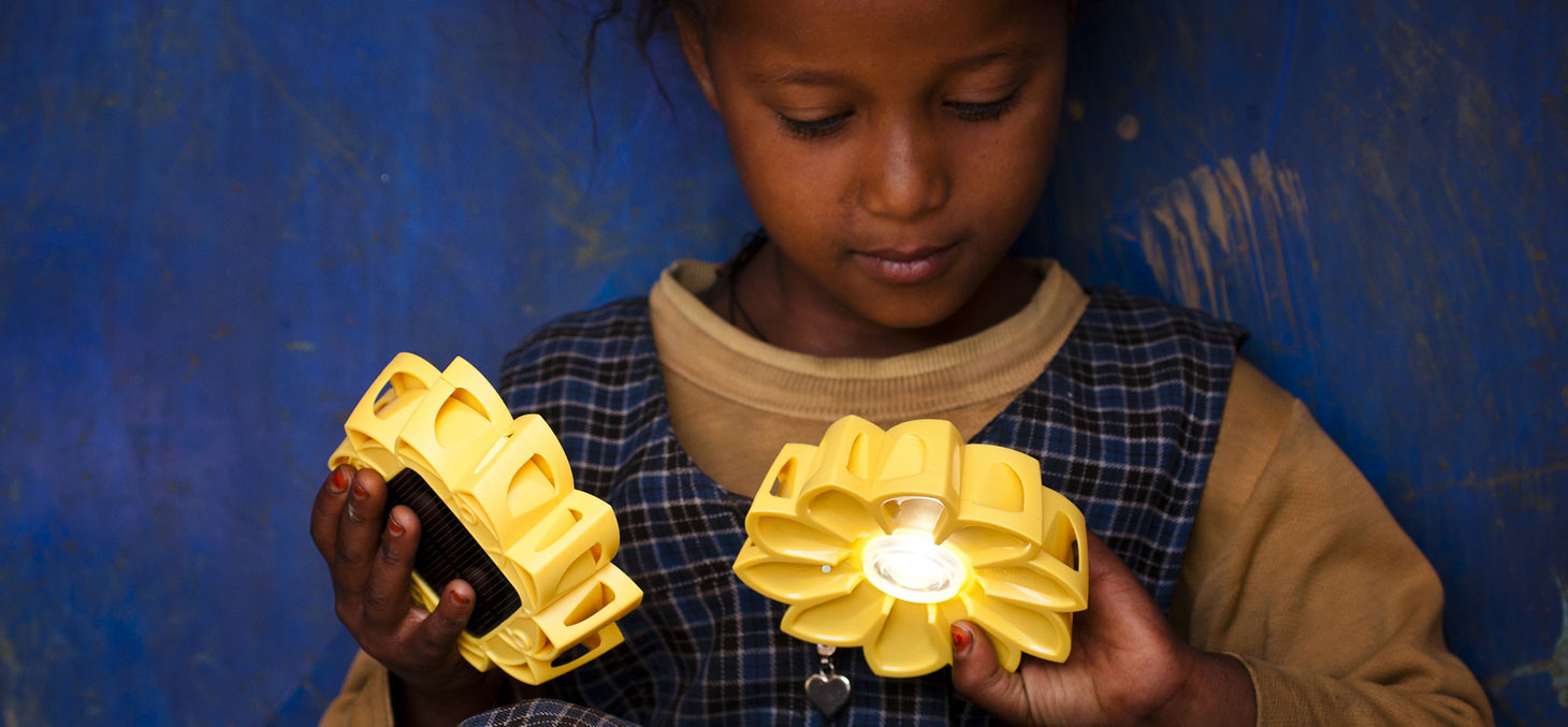 A Addis-Abbeba, une petite fille expérimente la Little Sun Lamp © Merlit Mersha / Flickr, CC BY-SA