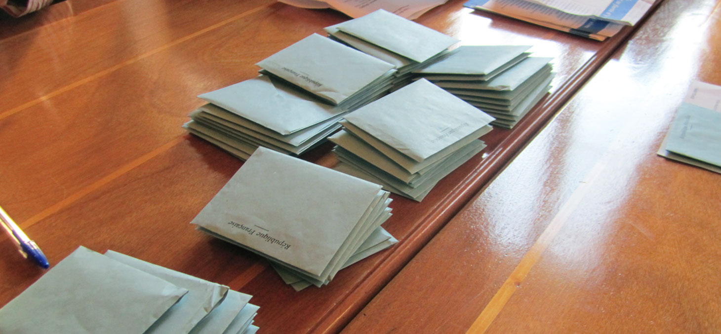Dans un bureau de vote en 2014 © Pierre-Alain Dorange / Wikimedia, CC BY-SA