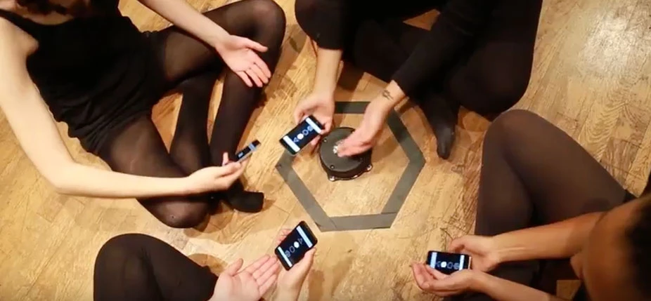 La performance "Sorcières : danser ensemble avec les Smartphones" à l'ENSCI les Ateliers. YouTube