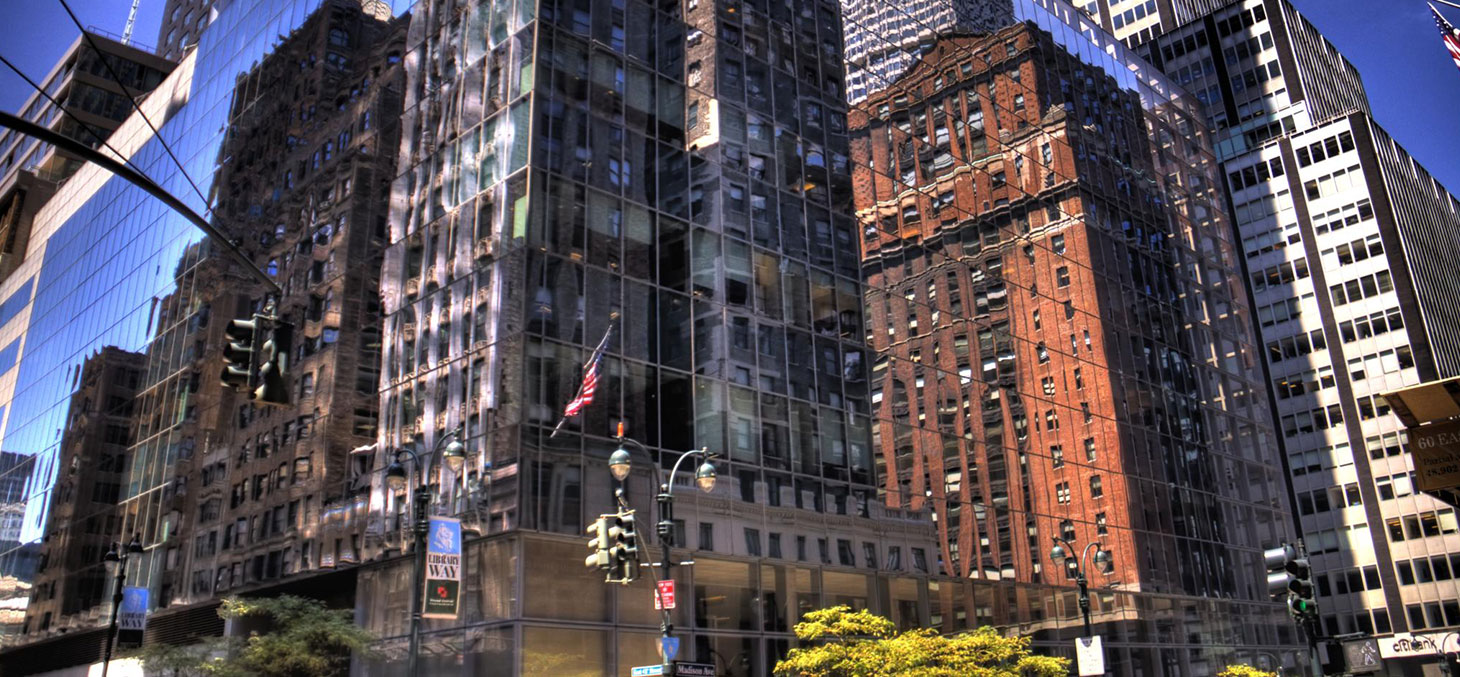 Le PWC Building, 41st et Madison, New York. Et ce qui s'y reflète © Mark Morgan / Flickr, CC BY