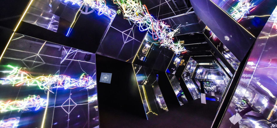 Entrée de l’escape room en passant par "une cavité optique géante" dans laquelle "résonne" une œuvre d’art, Lux Aeterna de Adela Andea. © Cap Sciences Bordeaux