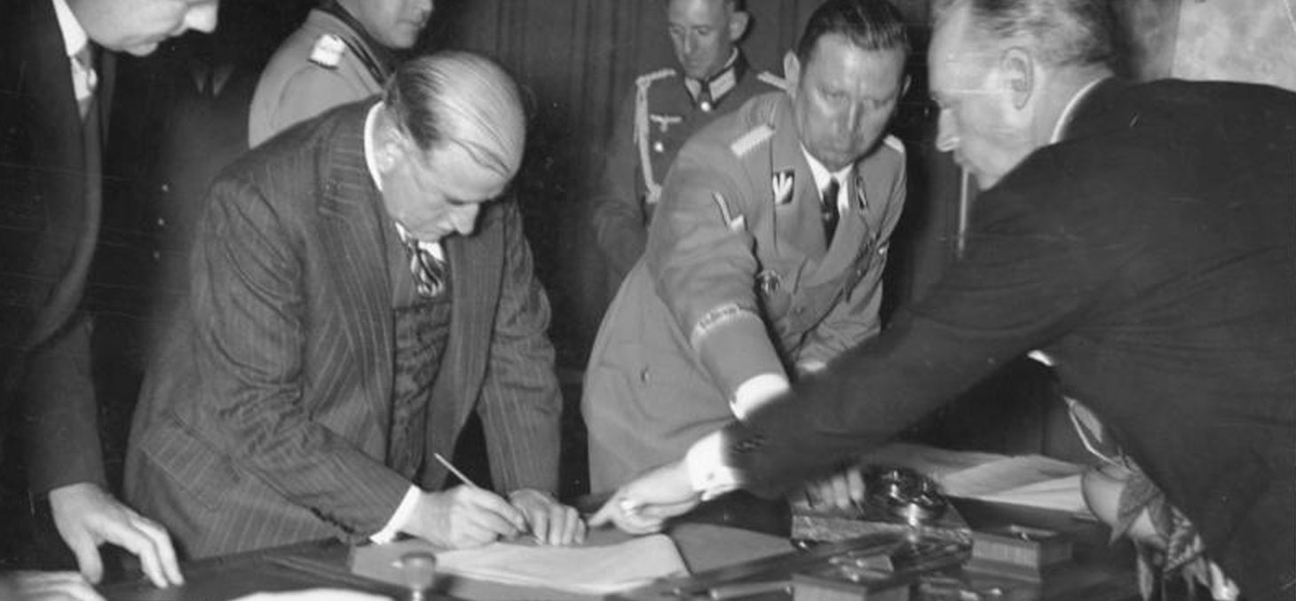 Édouard Daladier signe les accords de Munich, le 30 septembre 1938 © Bundesarchiv, CC BY-SA