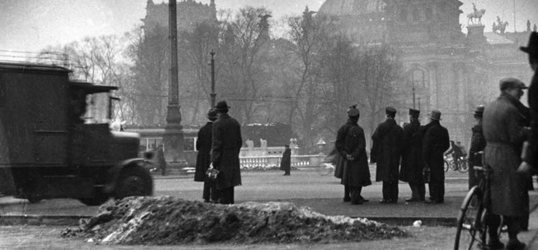 Au lendemain de l'incendie du Reichstag, à Berlin, en février 1933 © Wikimedia