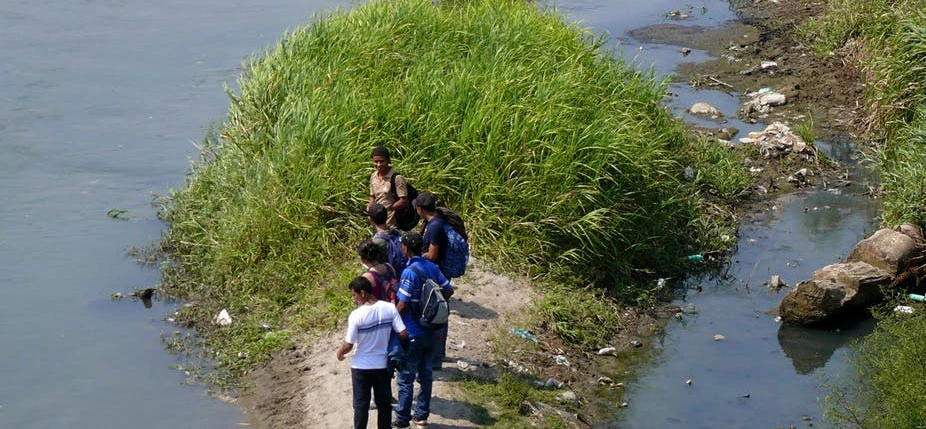 Groupe de migrants centraméricains se trouvant du côté guatémaltèque et qui cherchent à passer du côté mexicain en traversant le fleuve Suchiate (qui marque la division entre les deux pays). © Jean Clot, Author provided