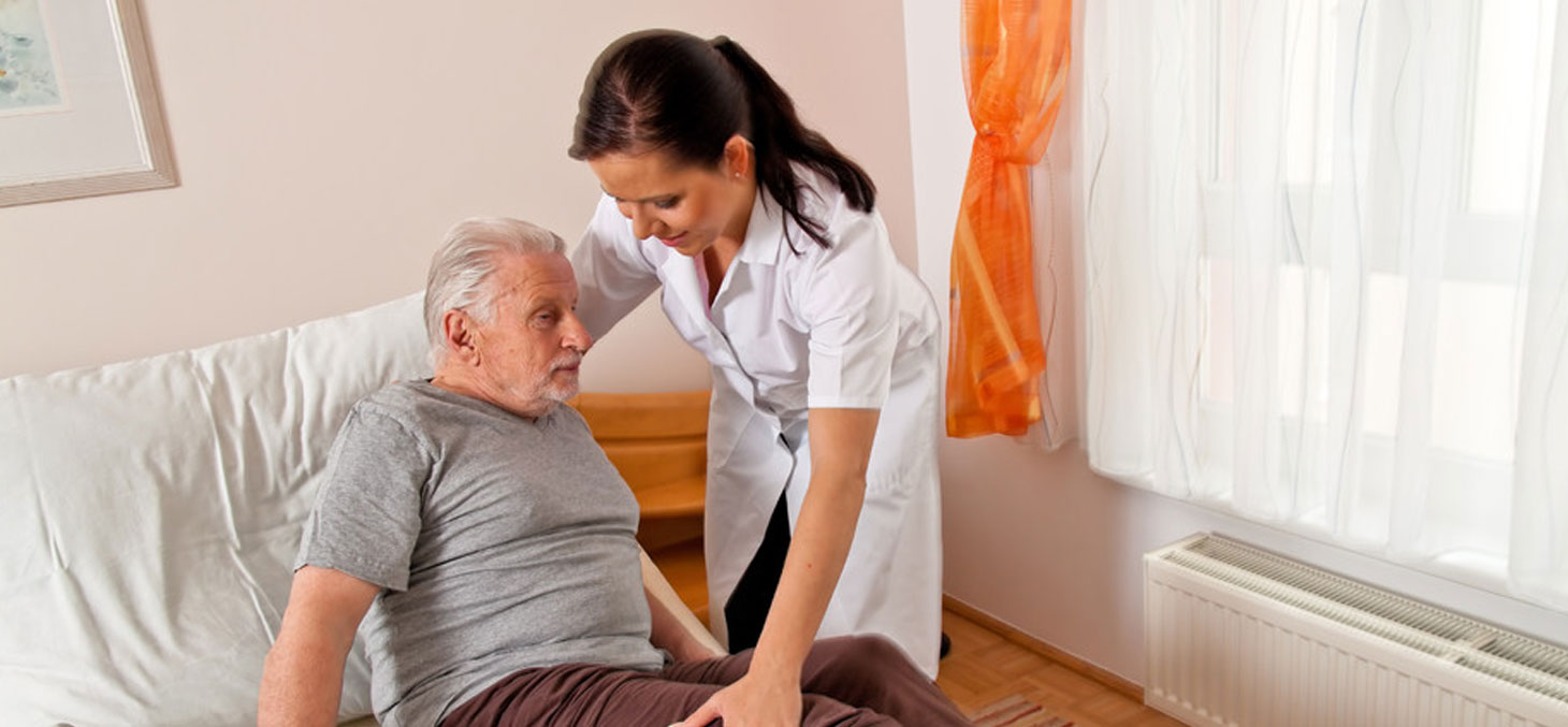 Des tensions excessives dans l'exercice de son métier peuvent être source de troubles musculo-squelettiques. Ici une infirmière aide un homme âgé à se lever © Lisa S / Shutterstock