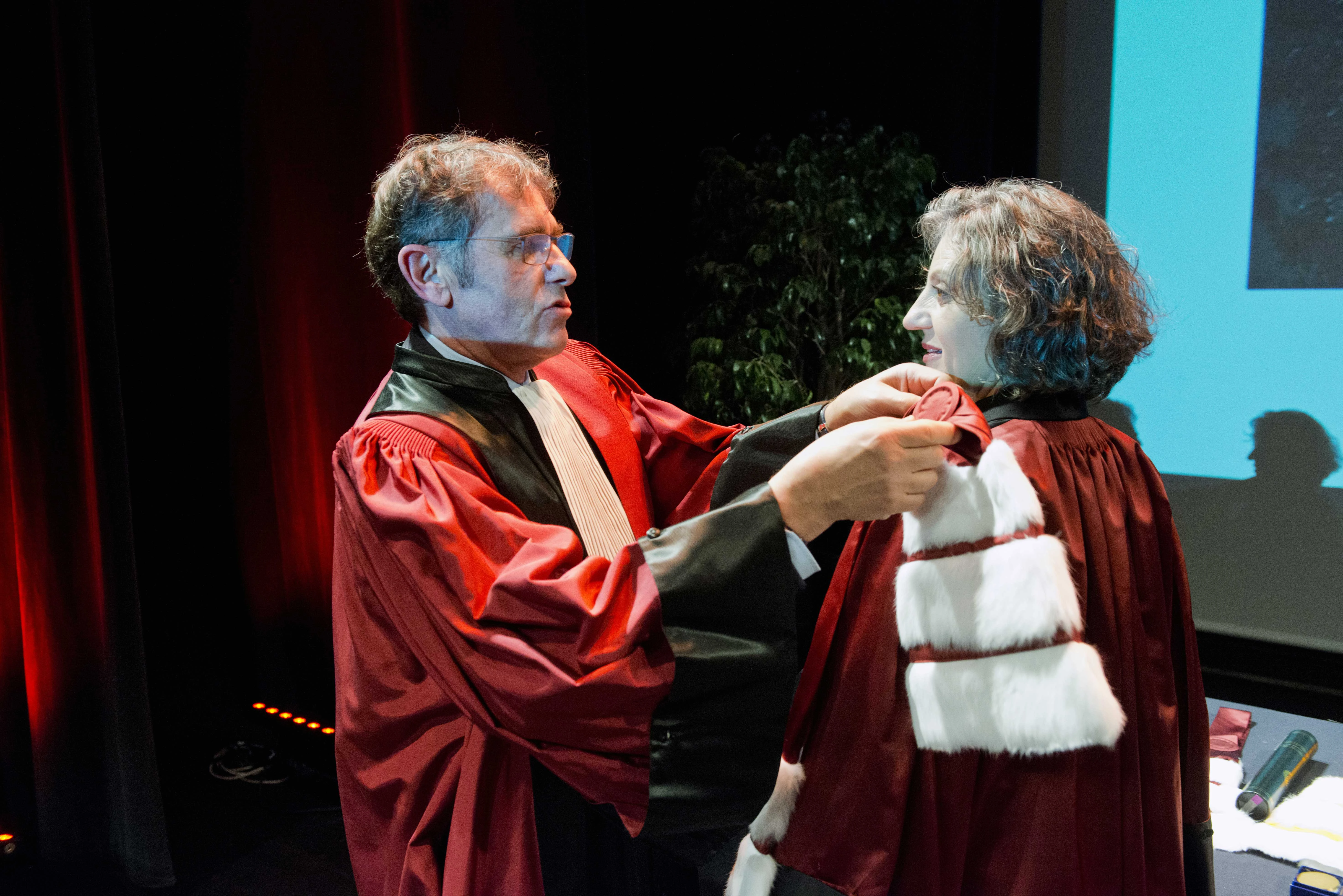 Remise de l’épitoge à Sandra Díaz par Patrick Lévy 