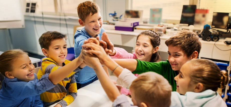 Pour se préparer aux défis de demain, les enfants doivent apprendre à travailler ensemble. © Shutterstock