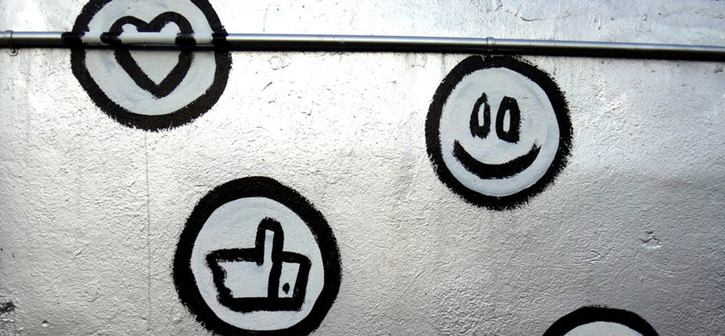 Facebook sur un mur. george pagan/ unsplash