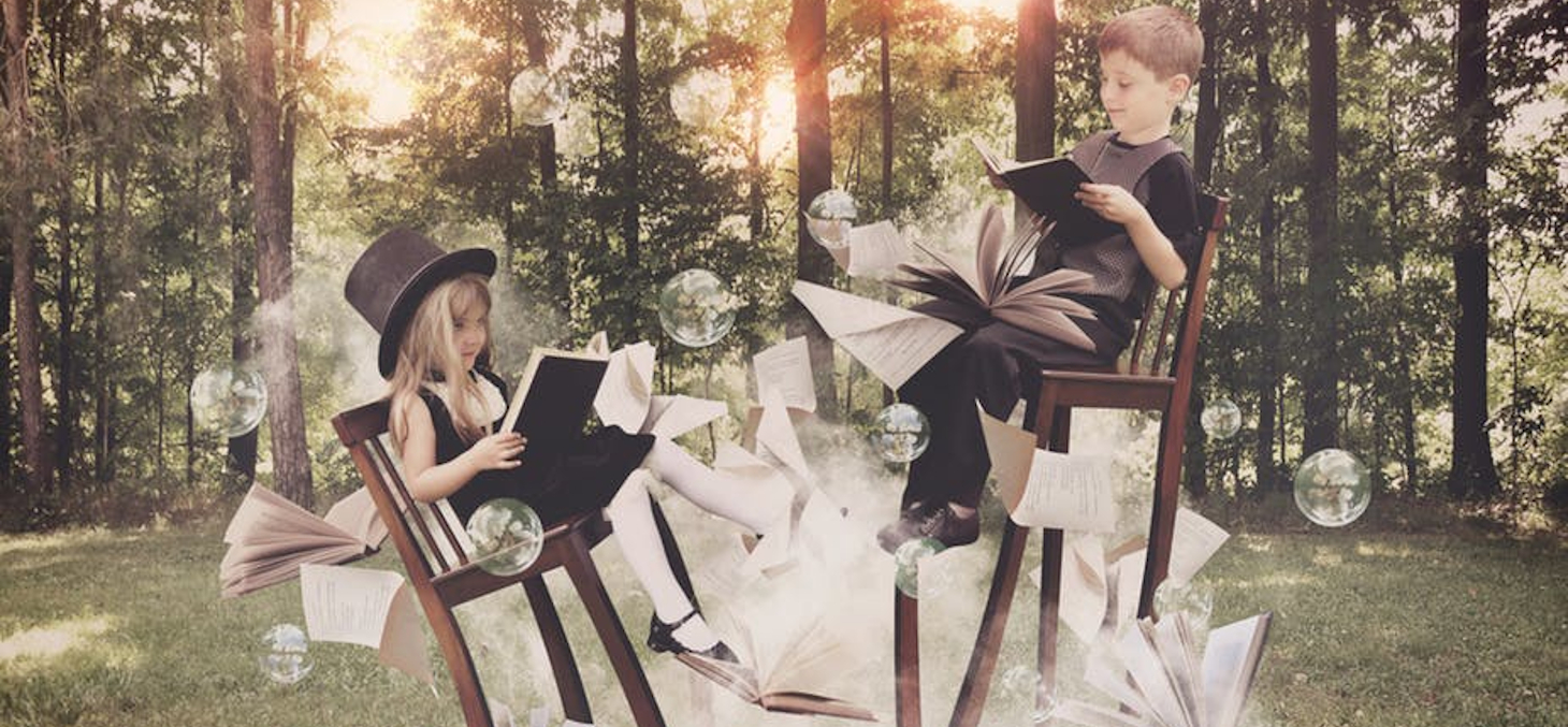 Plutôt que de proposer une vision univoque du monde, la fiction peut amener les jeunes lecteurs et lectrices à interroger la société qui les entoure. Shutterstock