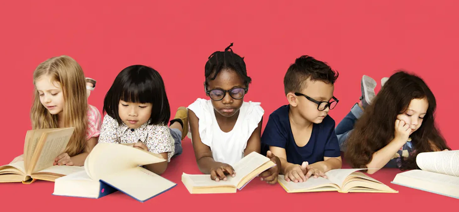 Chaque enfant avance dans la découverte de la lecture et des livres à un rythme qui lui est propre. Shutterstock