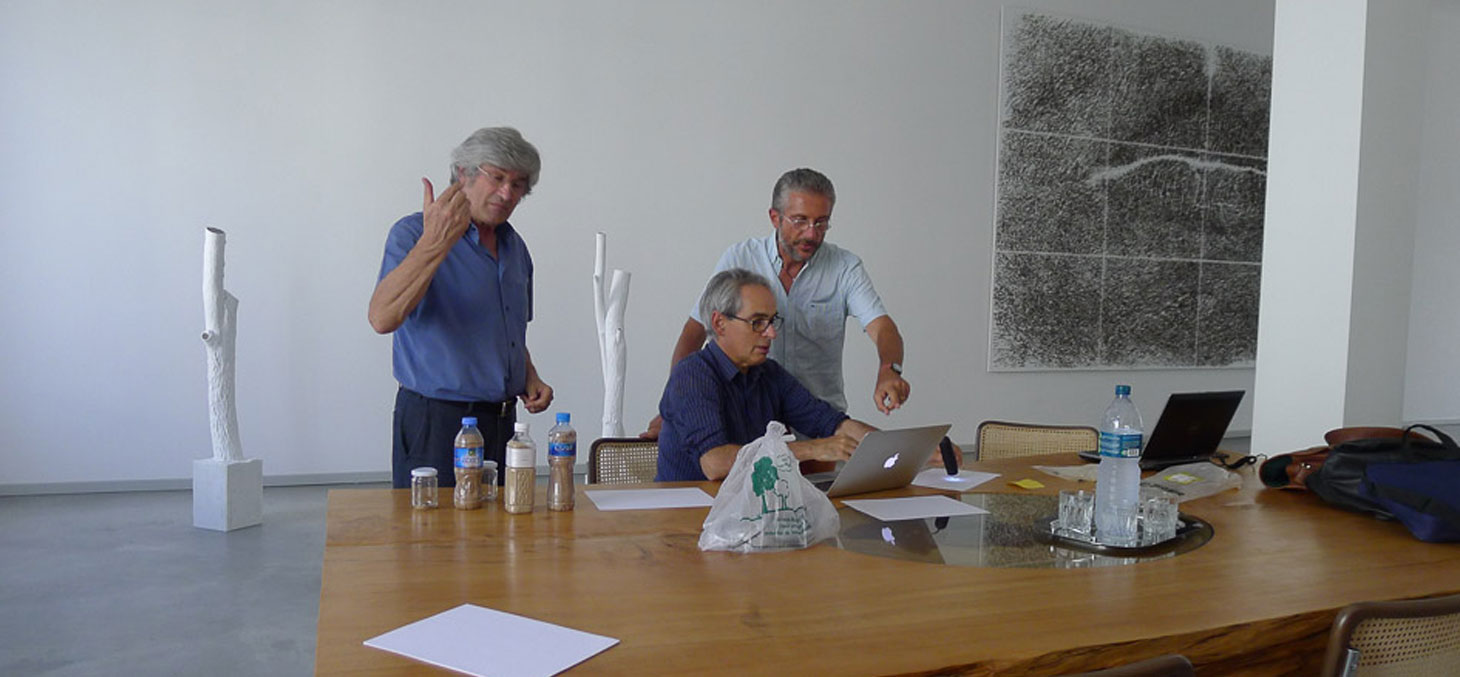 Giuseppe Penone, Joël Chevrier et Cino Viggiani en pleine observation de grains de sable par microscopie optique dans l'atelier de l'artiste à Turin