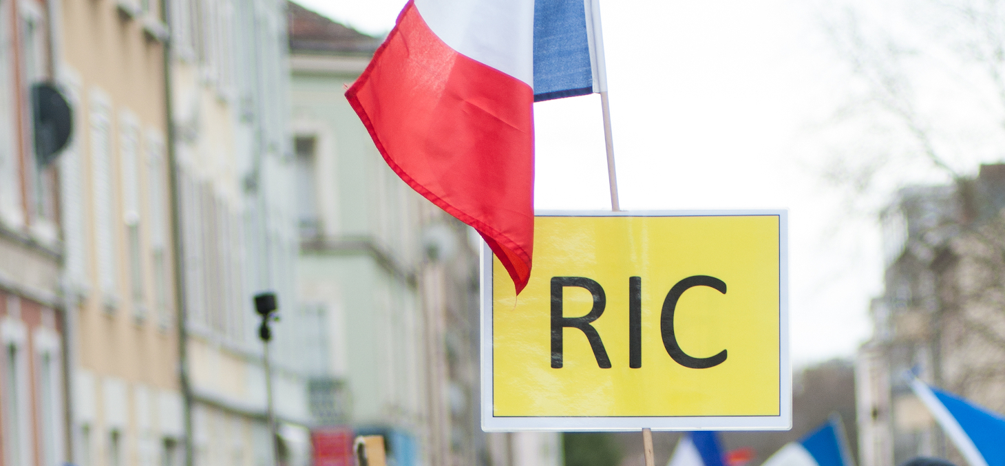 Dans plusieurs communes, des listes de candidats discutent la possibilité de mettre en place un référendum citoyen. Shutterstock