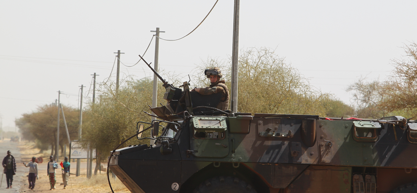 Véhicule blindé français non loin du Mont Hombori au Mali dans le cadre de l'opération Barkhane (2019). Le travail scientifique a alerté sur la corrélation entre opérations militaires et attentats. photo non contractuelle Shutterstock