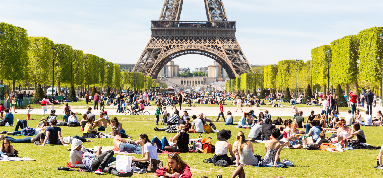 Le dimanche 15 mars, de nombreux Français sont sortis en famille pour profiter du soleil en dépit des appels à rester chez soi. Shutterstock